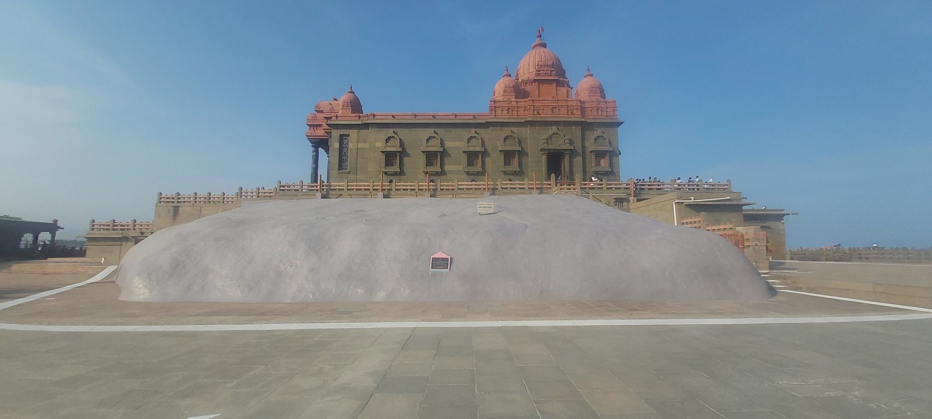 Swami Vivekananda Rock Memorial building with the meditation rock in the foreground against a clear blue sky — Photo: Sabin, sabinv.com