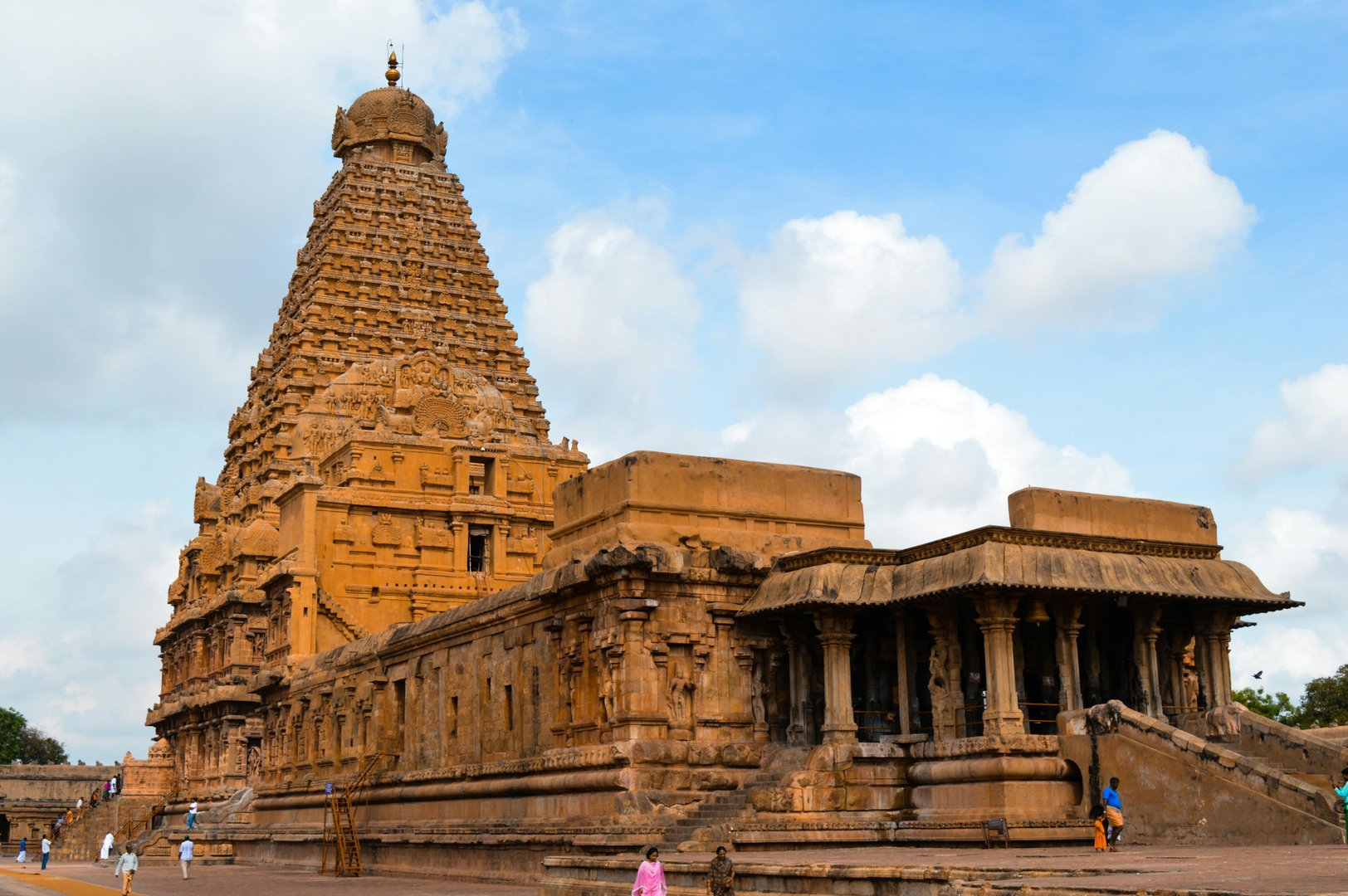 Pilgrims and visitors at the Brihadisvara Temple complex — the living temple has been in continuous worship for over a thousand years (Photo: Aadhi / Pexels)